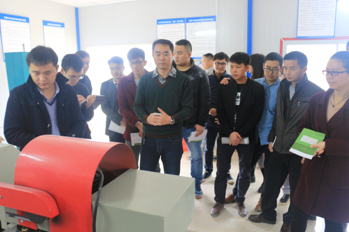 1490146250665090020.jpg 长长公司总工程师青志刚与学员一同观摩学习.jpg