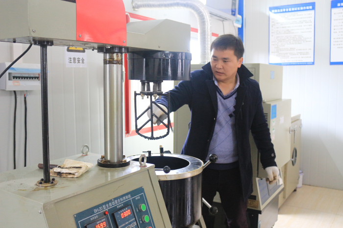 1490146615410008716.jpg 柳南改扩建11标讲师正在进行沥青混淆料搅拌实操.jpg